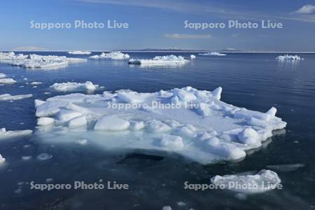 オホーツク海の流氷と国後島と知床半島