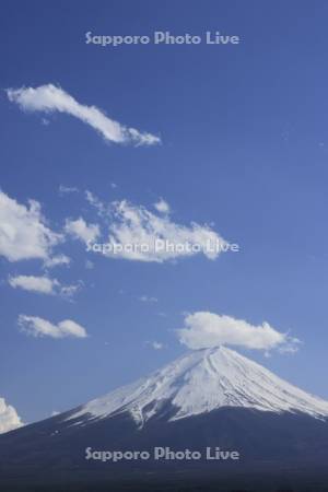 河口湖から富士山と雲・世界遺産