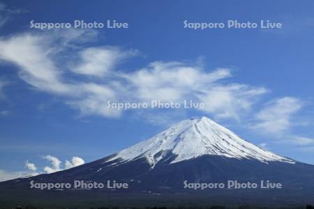河口湖から富士山と雲・世界遺産
