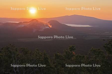 摩周湖から見る硫黄山の夕日