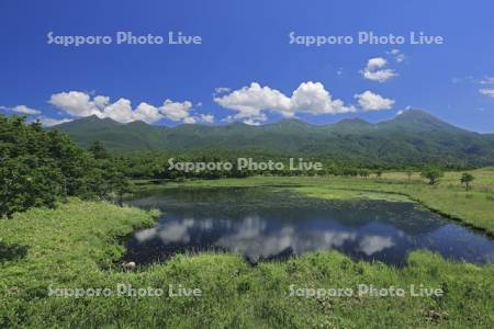 高架木道の湖畔展望台から知床五胡と知床連峰・世界遺産