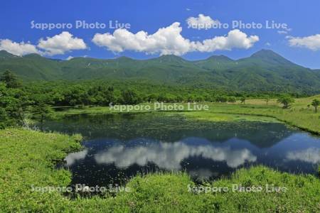 高架木道の湖畔展望台から知床五胡と知床連峰・世界遺産