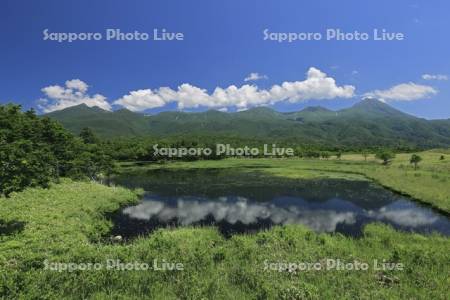 高架木道の湖畔展望台から知床五胡と知床連峰・世界遺産