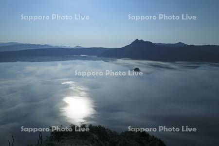 第三展望台から霧の摩周湖の朝