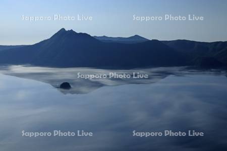 第三展望台から霧の摩周湖の朝