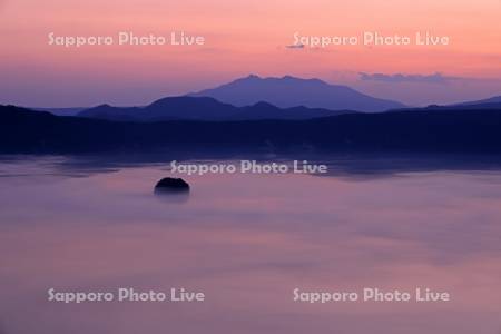 第一展望台から霧の摩周湖の夜明け