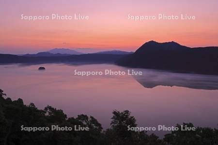 第一展望台から霧の摩周湖の夜明け