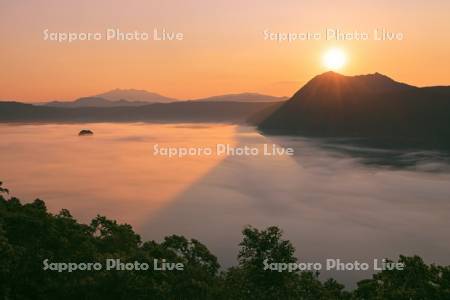 第一展望台から霧の摩周湖の日の出