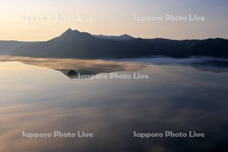 第三展望台から霧の摩周湖の朝