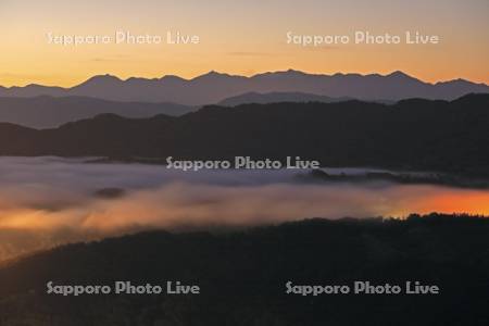 雲海の里かもい岳より朝の雲海と十勝岳連峰