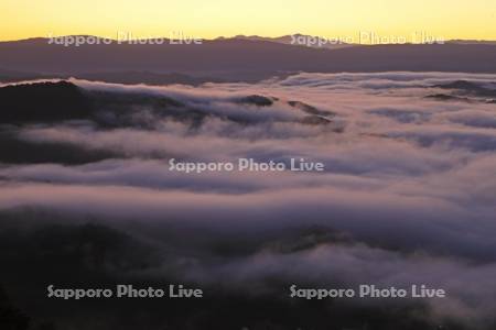 雲海の里かもい岳より朝焼けの雲海と山並み