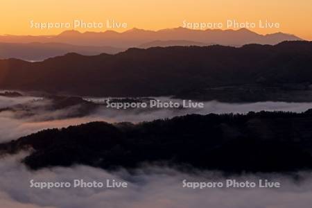 雲海の里かもい岳より朝の雲海と十勝岳連峰