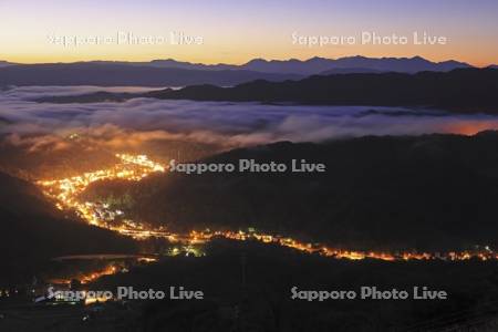 雲海の里かもい岳より朝焼けの雲海と街明かり