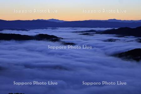 雲海の里かもい岳より朝の雲海と山並み