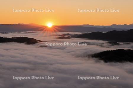 雲海の里かもい岳より日の出と雲海の山並み