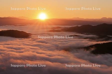 雲海の里かもい岳より日の出と雲海の山並み