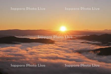 雲海の里かもい岳より日の出と雲海の山並み