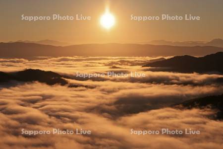 雲海の里かもい岳より日の出と雲海の山並み