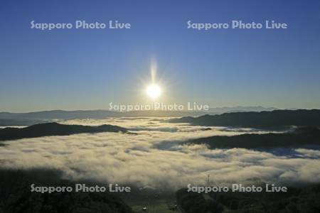 雲海の里かもい岳より雲海と山並み