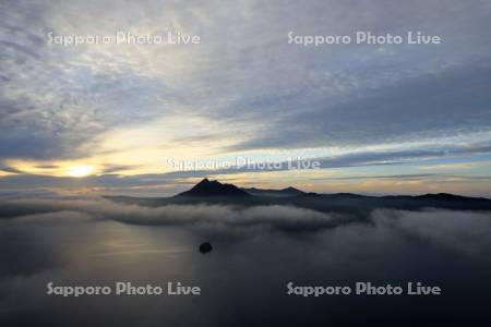 第三望台より霧の摩周湖と摩周岳