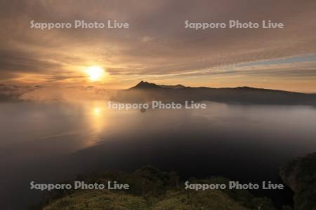 第三展望台より霧の摩周湖の日の出