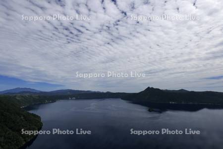 第三展望台よりひつじ雲と摩周湖と摩周岳