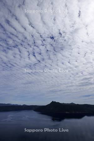 第三展望台よりひつじ雲と摩周湖と摩周岳