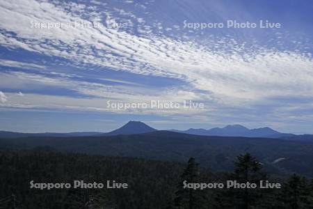 津別峠展望台から雄阿寒岳と雌阿寒岳