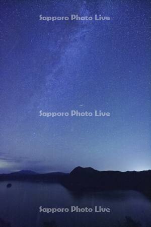 第一展望台より摩周湖と天の川の星空