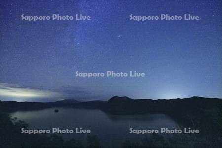 第一展望台より摩周湖と天の川の星空