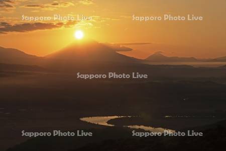 磯谷高原から日の出と羊蹄山