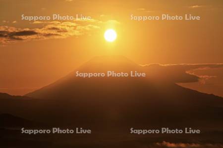 磯谷高原から日の出と羊蹄山