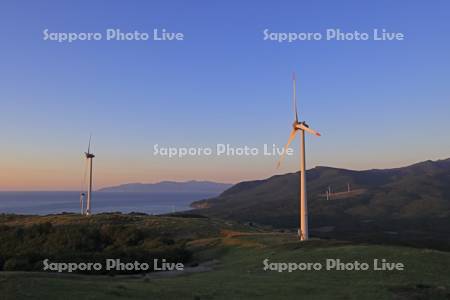 磯谷高原の夕焼けの風力発電と日本海