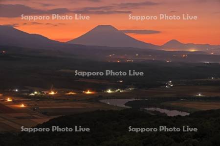 磯谷高原から夜明けの羊蹄山と街明かり