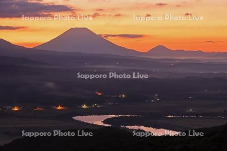 磯谷高原から夜明けの羊蹄山と街明かり