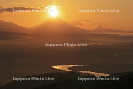 磯谷高原から日の出と羊蹄山