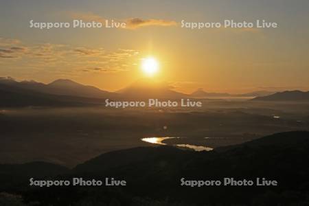 磯谷高原から日の出と羊蹄山