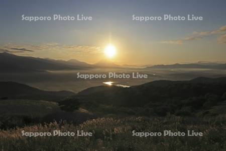 磯谷高原から日の出と羊蹄山