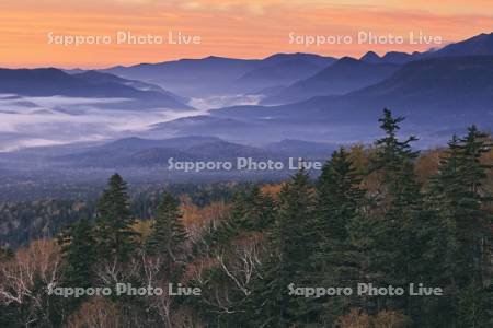 三国峠の紅葉と朝もやの山並み