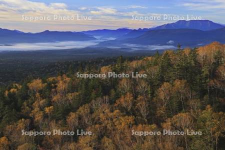 三国峠の紅葉と朝もやと山並み