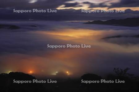 かもい岳から夜明けの雲海と街明かり