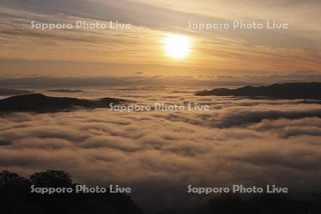 かもい岳から朝焼け雲海と山並み