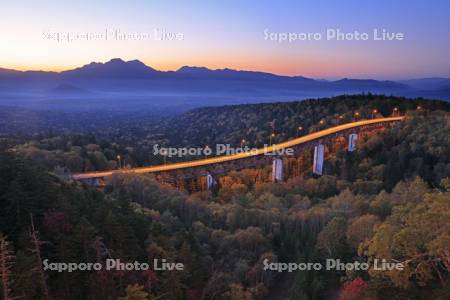 夜明けの三国峠の松見大橋R273