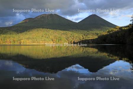 夕景のオンネトーと雌阿寒岳と阿寒富士