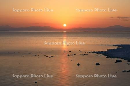 能取岬より知床半島からの日の出