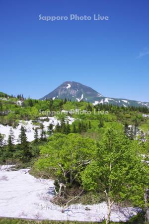 羅臼岳と残雪