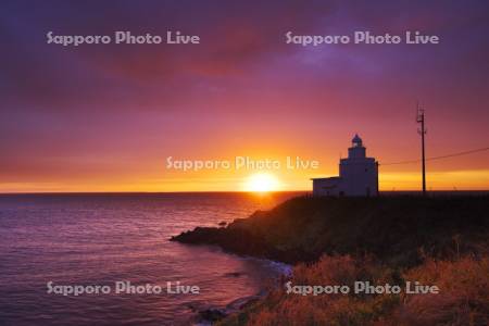 日の出と納沙布岬灯台