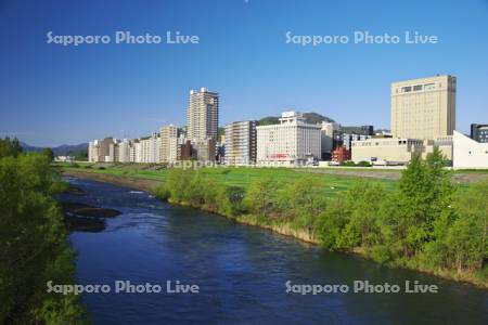 豊平川と札幌市街地