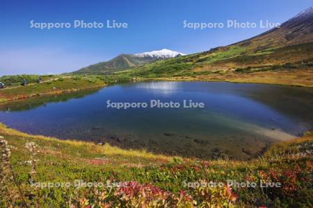旭岳の鏡池と当麻岳