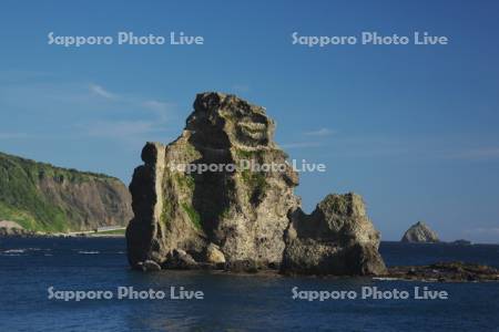 神威岩と無縁島(右奥)